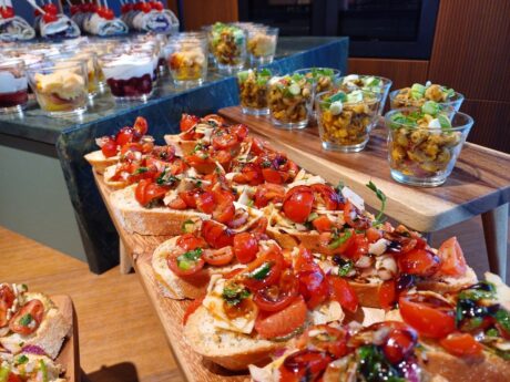 Canape mit Bruschetta und Parmesanhobel