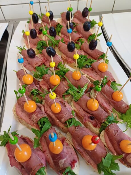 Canape mit geräucherter Rinderbrust und Preiselbeercreme