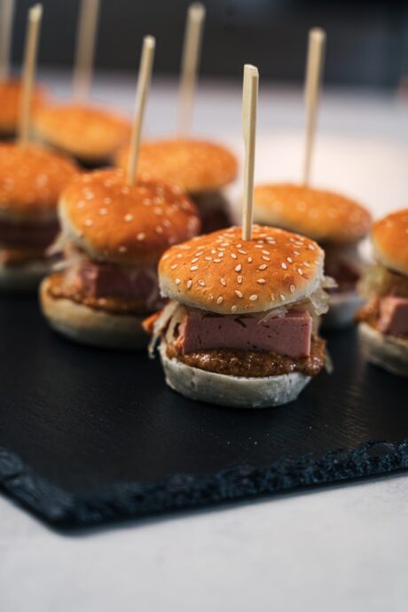 Mini Burger Lederhosen Styl mit Leberkäse, Sauerkraut, Röstzwiebel und süßen Senf