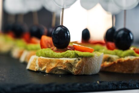 Canape mit Guacamole und Tomate