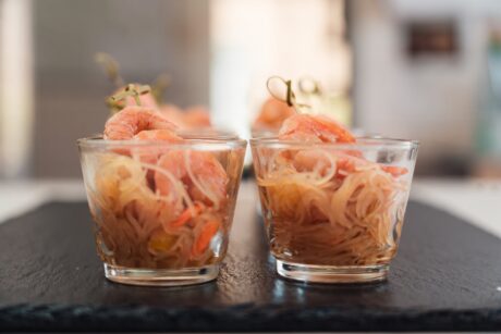 Asiatischer Glasnudelsalat mit Garnelenspieß