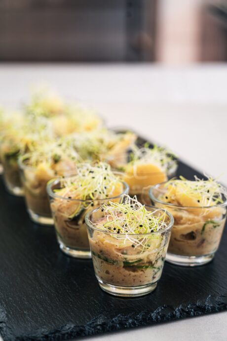 Süddeutscher Kartoffelsalat mit Gurken, Schnittlauch und Honig-Senf-Dressing