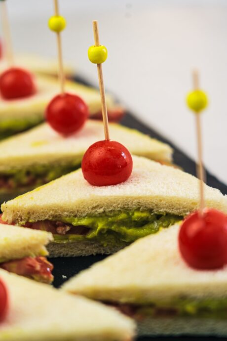Sandwichecken mit Guacamole, Tomaten und Blattsalat