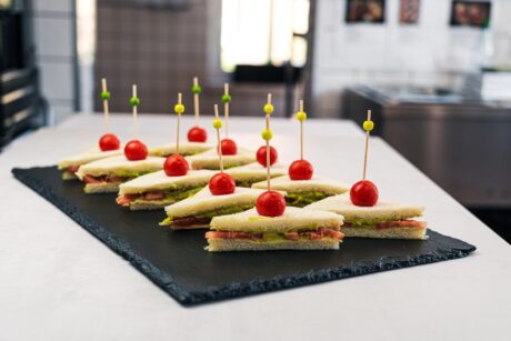 Glutenfreie Sandwichecken mit Guacamole, Tomaten und Blattsalat