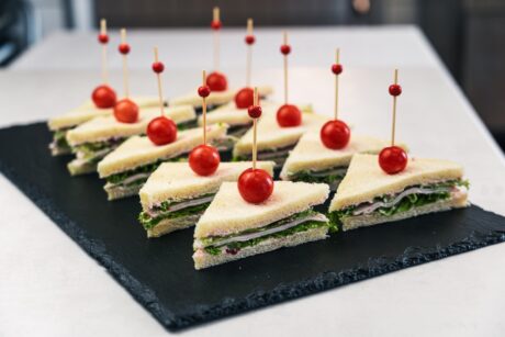 Glutenfreie Sandwichecken mit Putenbrust, Salat, Gurke, Meerrettichschmand