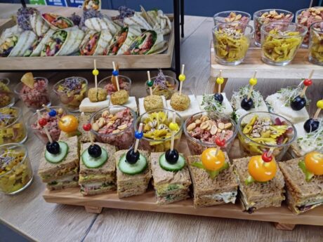 Mini Sandwichecken am Spieß mit geräucherter Rinderbrust