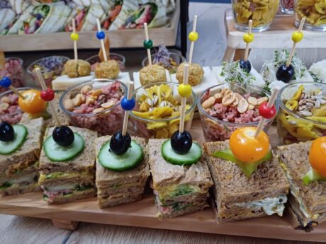 Mini Sandwichecken am Spieß mit Guacamole und Tomaten