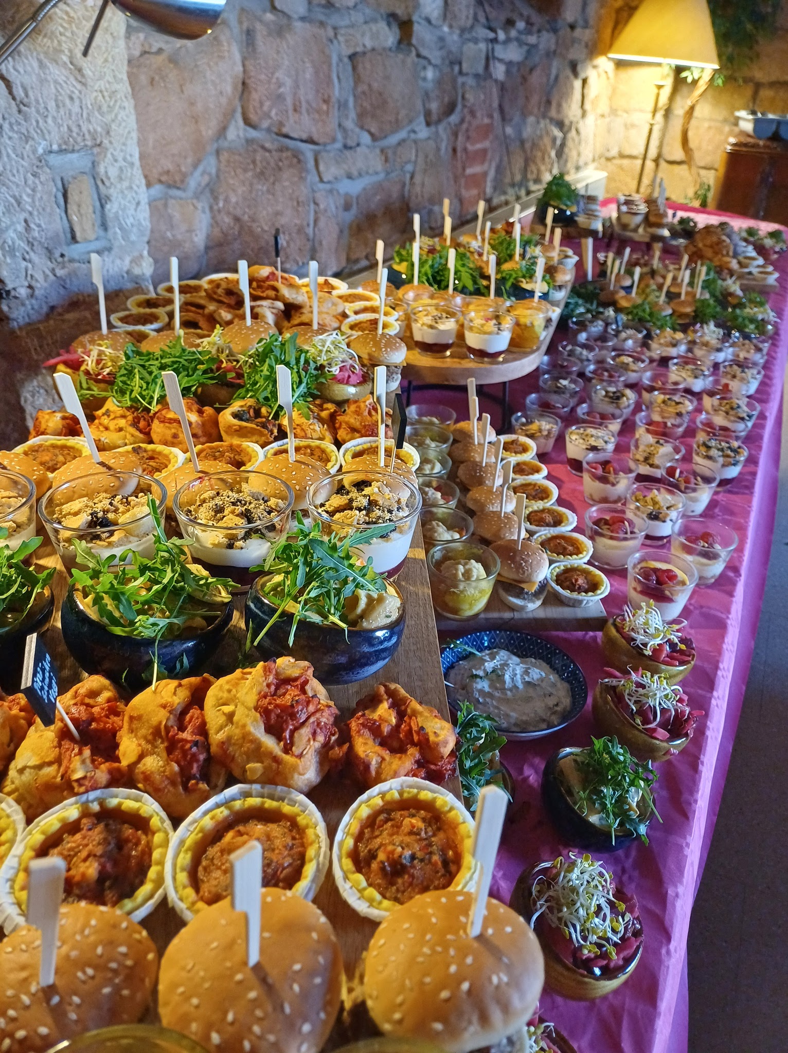 Fingerfood Buffet für Event-Catering Dresden – Desserts im Glas und Obstspieße