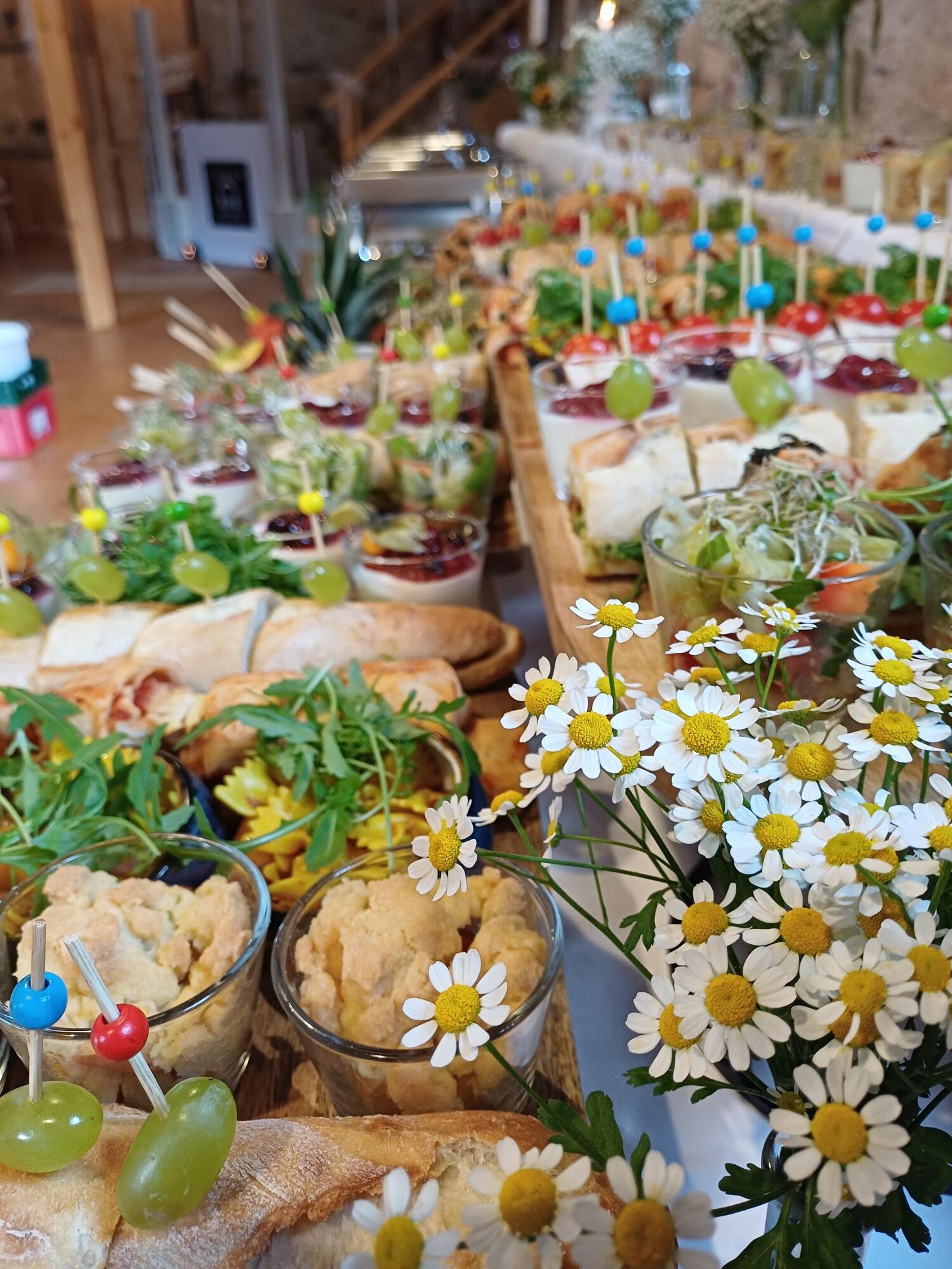Lehmüse Fingerfood Catering in Dresden – Mini-Burger, Wraps und Gemüsespieße