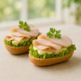 Geräucherte Putenbrust mit Remoulade und Salat