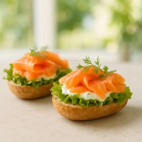 Räucherlachs mit Meerrettichcreme und Salat