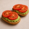 Guacamole und Tomaten