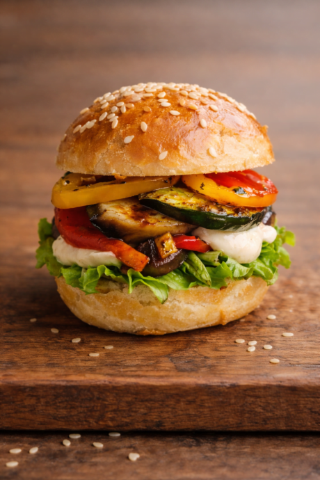 Mini Burger mit Grillgemüse, Aioli Creme und Salat